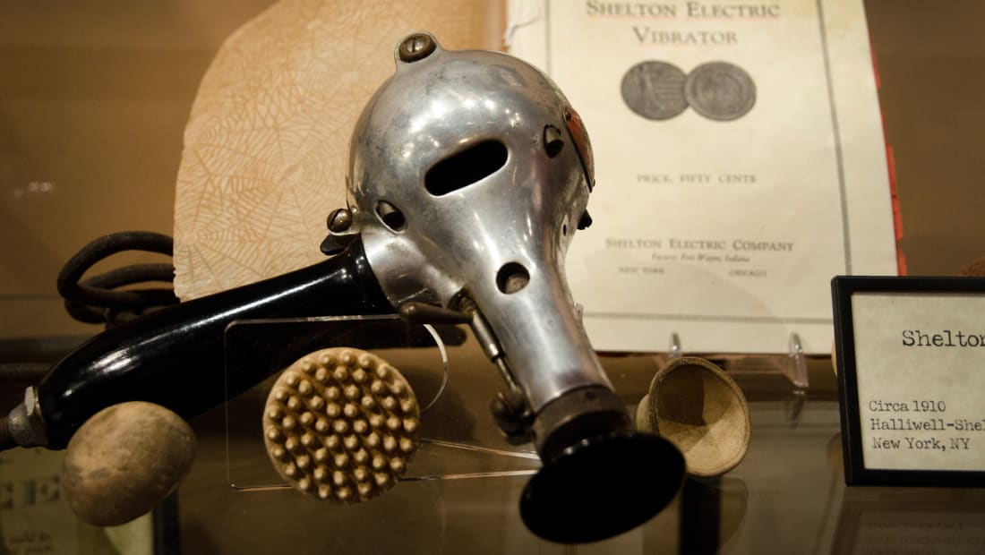 sexspielzeug museum Sexy offene Strumpfhose mit freiliegendem Penis im roten Schleier TI00 –  Only Love
