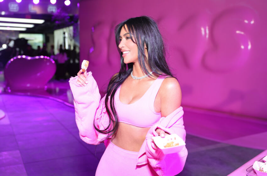 SKIMS バレリーピンク 上下セット Kim Kardashian drops by at SKIMS Valentine's Shop Pop-Up